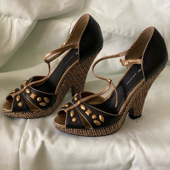 These are not for the faint of heart. Beautiful DKNY made in Italy platforms. - Picture 8 of 9